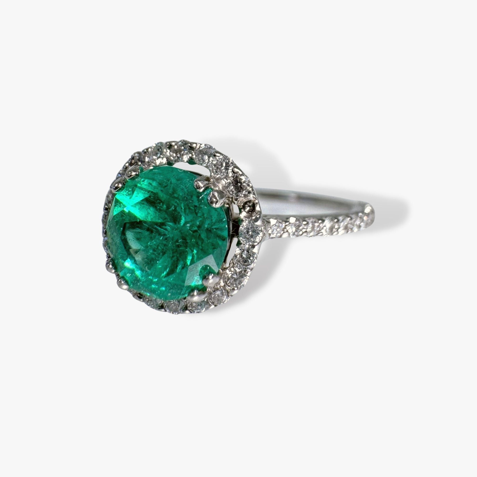 18k White Gold Round Cut Emerald Diamond Halo Ring Side View