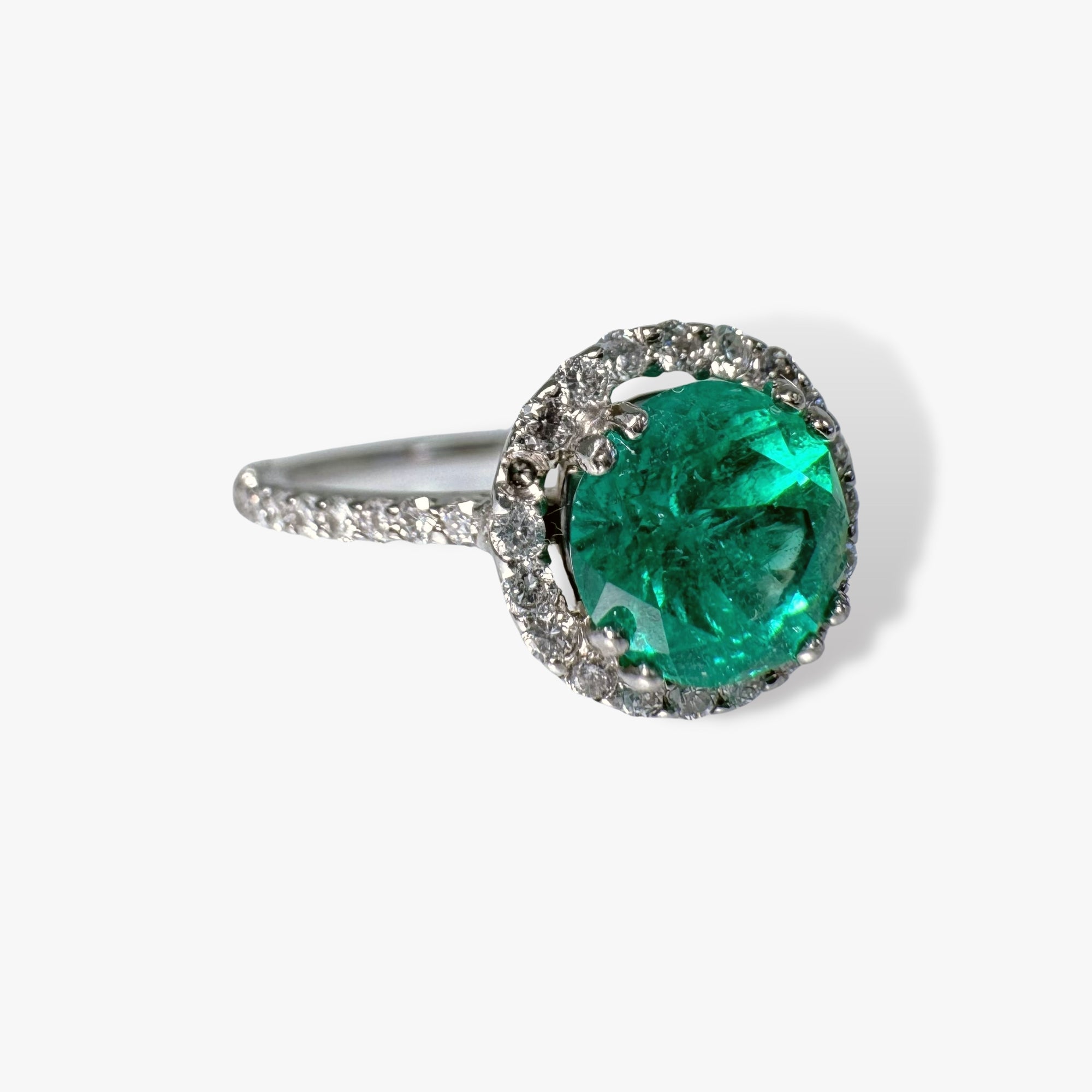 18k White Gold Round Cut Emerald Diamond Halo Ring Side View