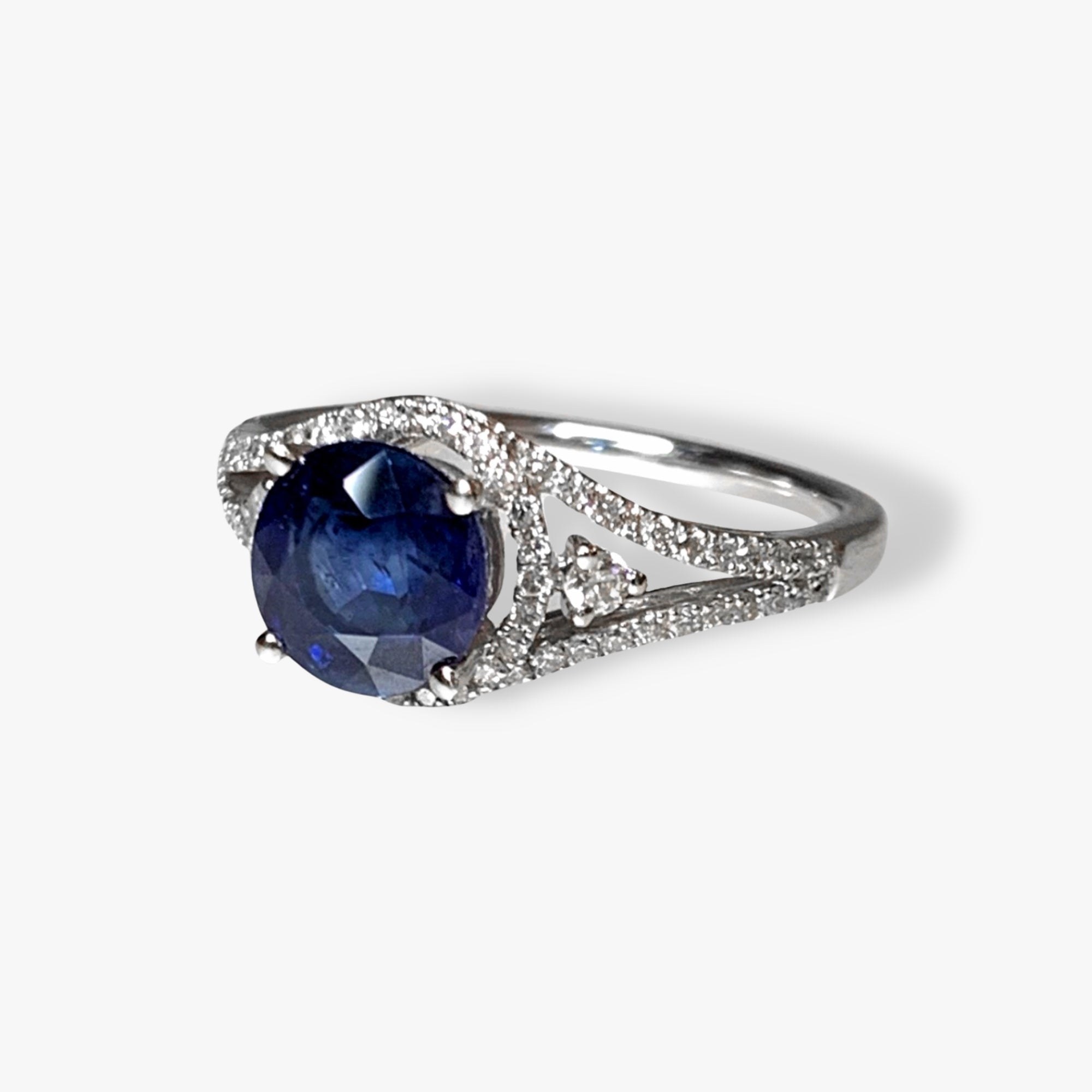 14k White Gold Round Blue Sapphire Diamond Pavé Split Shank Ring Side View